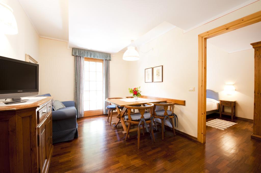 Holidays Dolomiti Apartment Resort Carisolo Zimmer foto