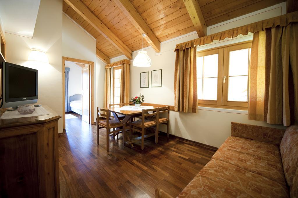 Holidays Dolomiti Apartment Resort Carisolo Zimmer foto