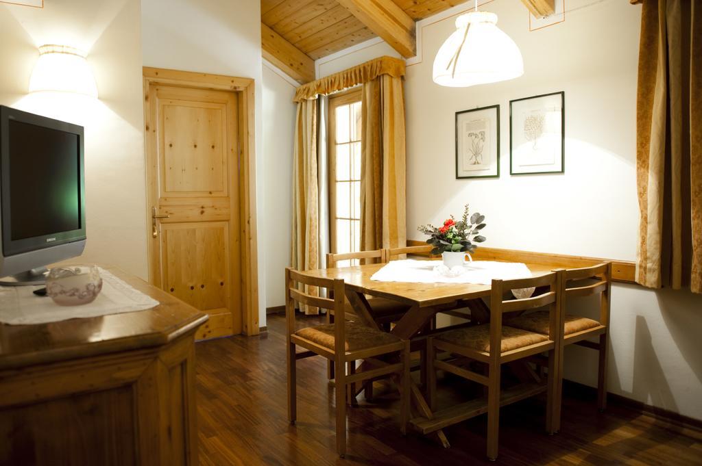 Holidays Dolomiti Apartment Resort Carisolo Zimmer foto
