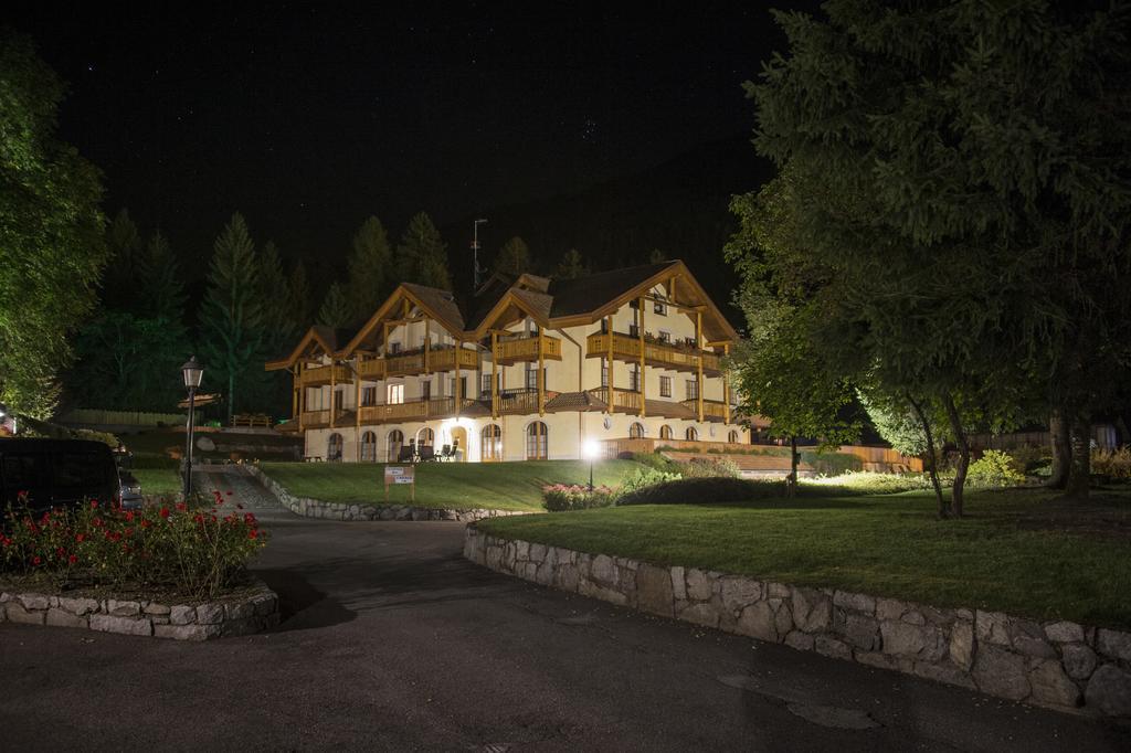Holidays Dolomiti Apartment Resort Carisolo Exterior foto